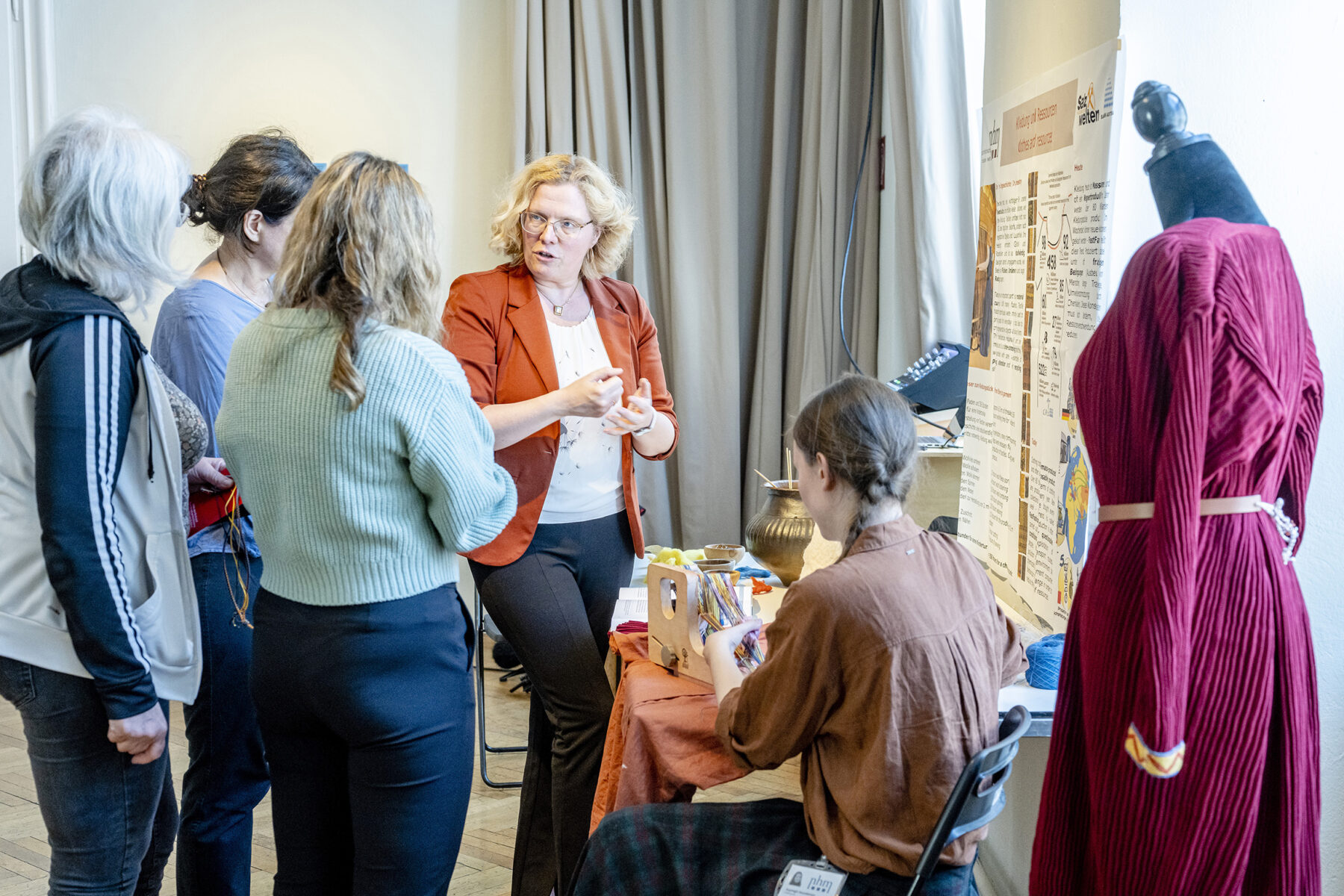 Anti Fast Fashion Dialoge Station of the textile achaelogists of the Natural History Museum, Open Day SHARING WATER 2023